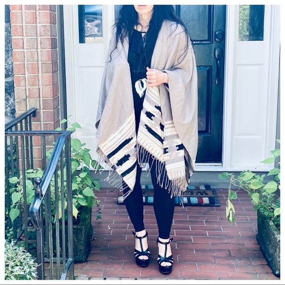 ✨LAST ONE✨ GORGEOUS BOHO PONCHO BLANKET SHAWL - Picture 7 of 7
